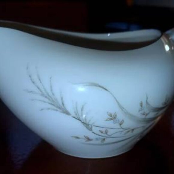 Nice 1960s Castlecourt Wheat Spray Pattern Fine China Creamer or Gravy Boat - Picture 4 of 12